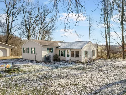 11424 Stucky St SE, Paris, OH 44669