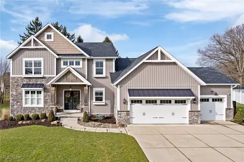 5743 Shadow Ridge Cir NW, North Canton, OH 44720