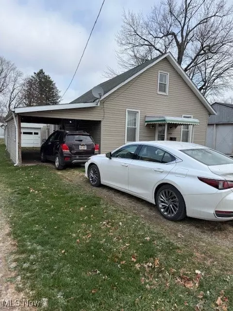 323 Trenton Ave, Uhrichsville, OH 44683