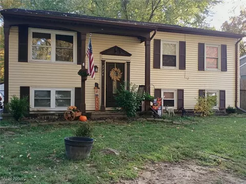 7774 Venice Heights Dr NE, Warren, OH 44484