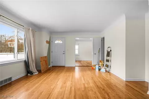 Living - 34663 White Rd, Willoughby Hills, OH 44092 photo 2 of 4