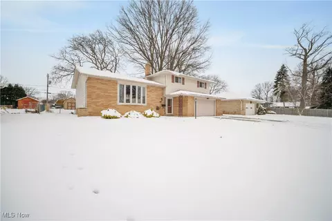 6108 Cabrini Ln, Seven Hills, OH 44131
