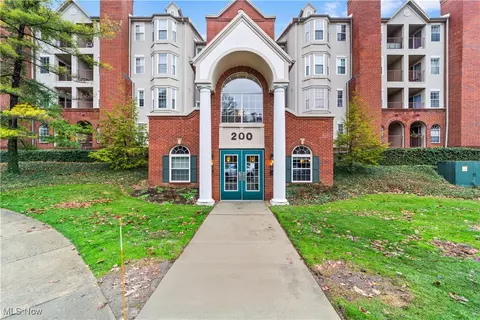200 Fox Holw #106, Mayfield Heights, OH 44124