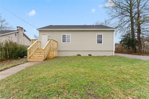 7820 3rd St, Masury, OH 44438