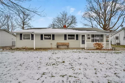 7561 Manor Dr, Mentor On The Lake, OH 44060