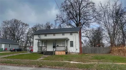 817 4th St NE, Canton, OH 44704
