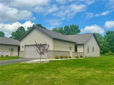 1101 Shadow Ridge Dr, Niles, OH 44446