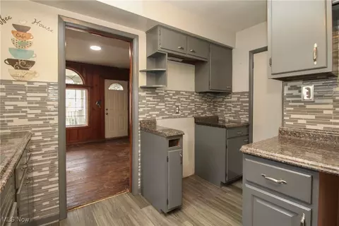 Entry Way - 244 Shields Rd, Youngstown, OH 44512 photo 1 of 2