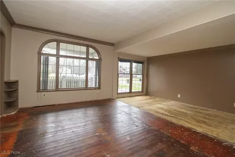 Living - 244 Shields Rd, Youngstown, OH 44512 photo 3 of 5
