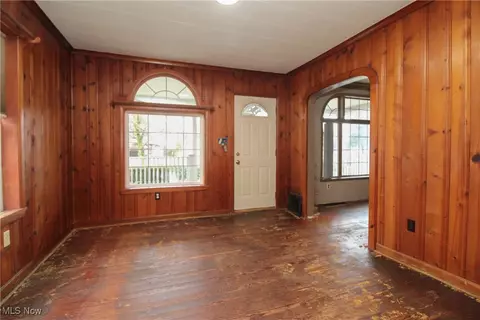 Living - 244 Shields Rd, Youngstown, OH 44512 photo 2 of 5