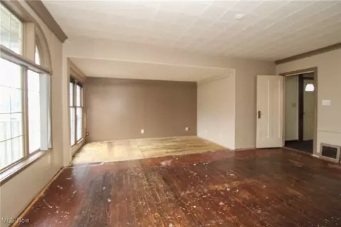 Living - 244 Shields Rd, Youngstown, OH 44512 photo 4 of 5