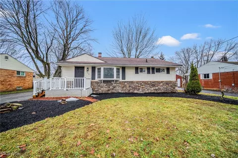 309 Cynthia Dr, Chardon, OH 44024