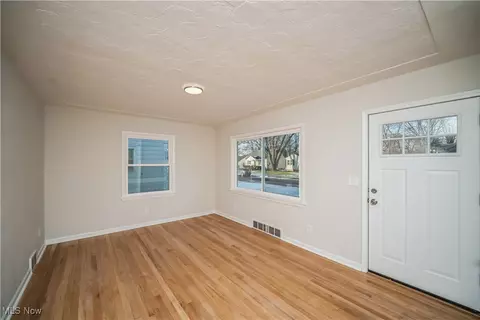 Living - 139 Dilworth St, Elyria, OH 44035 photo 2 of 3