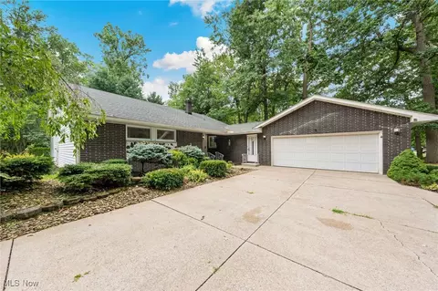 821 Red Hill Dr, Lorain, OH 44052