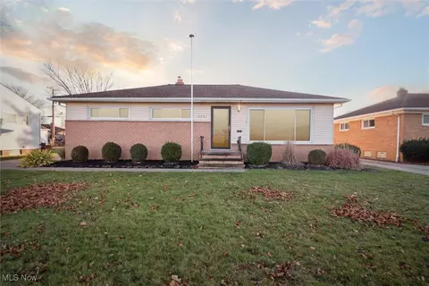 6741 Maplewood Rd, Parma Heights, OH 44130