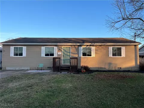 808 Moore Ave, Belpre, OH 45714