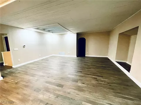 Living - 10667 Maple Ct, Minerva, OH 44657 photo 2 of 5