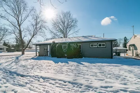 9679 Manorford Dr, Parma Heights, OH 44130