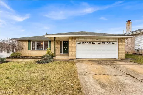 6456 Farmington Dr, Garfield Heights, OH 44125