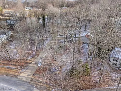 145 E Mohawk Dr, Malvern, OH 44644 photo 3