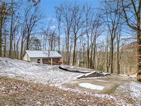 145 E Mohawk Dr, Malvern, OH 44644 photo 2
