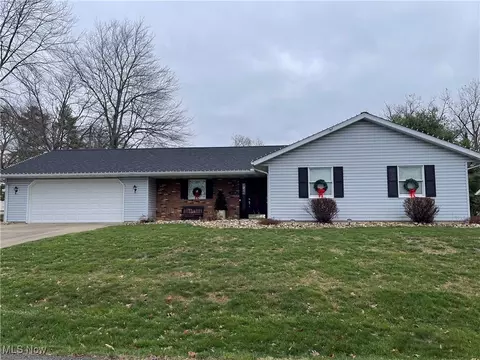 3230 Field Dr, Zanesville, OH 43701
