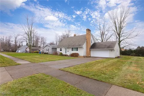 528 Douglas Dr, Bay Village, OH 44140