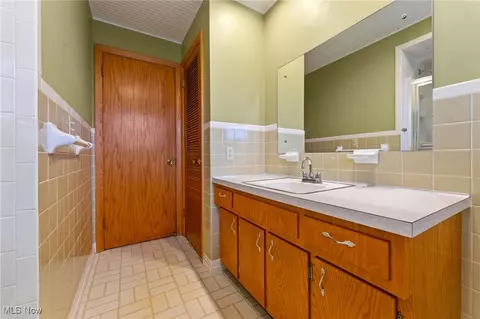 Bath - 188 Lakeshore Dr, Struthers, OH 44471 photo 2 of 3