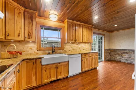 Kitchen - 188 Lakeshore Dr, Struthers, OH 44471 photo 4 of 5