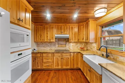 Kitchen - 188 Lakeshore Dr, Struthers, OH 44471 photo 3 of 5