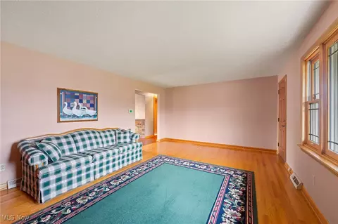 Living - 188 Lakeshore Dr, Struthers, OH 44471 photo 3 of 4