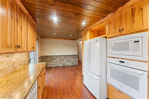 Kitchen - 188 Lakeshore Dr, Struthers, OH 44471 photo 5 of 5
