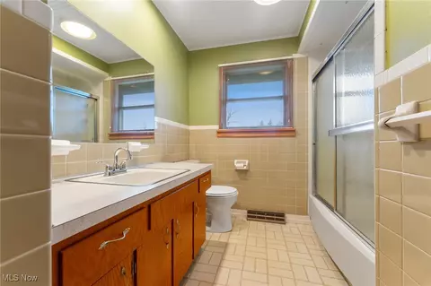 Bath - 188 Lakeshore Dr, Struthers, OH 44471 photo 1 of 3