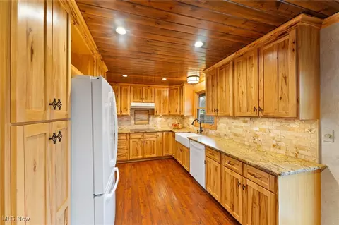 Kitchen - 188 Lakeshore Dr, Struthers, OH 44471 photo 2 of 5