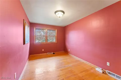 Bedroom - 188 Lakeshore Dr, Struthers, OH 44471 photo 2 of 3
