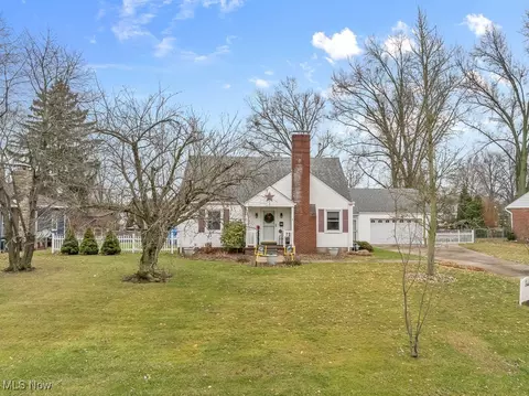 1810 Lilly Ln, Alliance, OH 44601