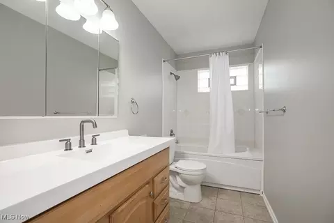 Bath - 587 Hemlock Dr, Euclid, OH 44132 photo 1 of 2