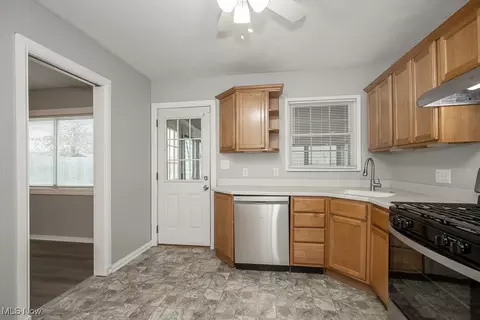Kitchen - 587 Hemlock Dr, Euclid, OH 44132 photo 2 of 2