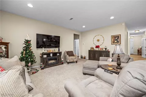 742 Cedar Crest Dr, Elyria, OH 44035 photo 2
