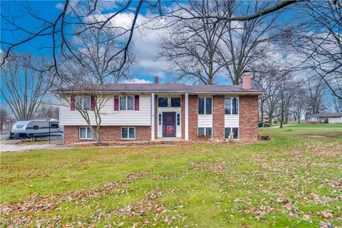 677 W Nimisila Rd, Akron, OH 44319