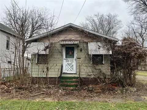 219 Mcconnell St, Uhrichsville, OH 44683
