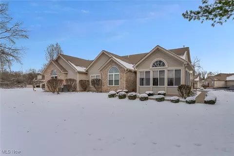 50 Parkside Cir #1, Canfield, OH 44406