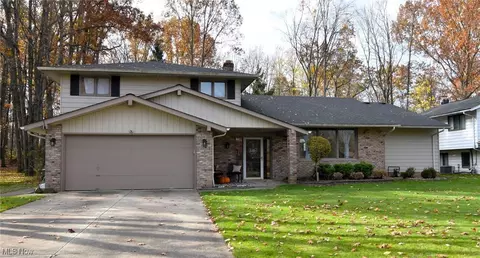 6498 Woodbury Dr, Solon, OH 44139