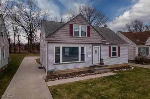 29648 Robert St, Wickliffe, OH 44092 photo 2