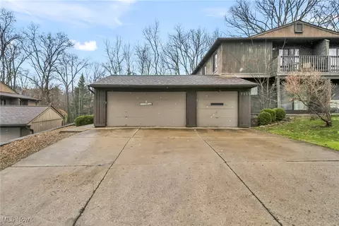 7507 Creekwood Dr #C15, North Royalton, OH 44133