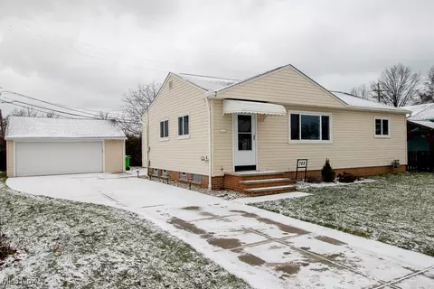 782 Pendley Rd, Willowick, OH 44095