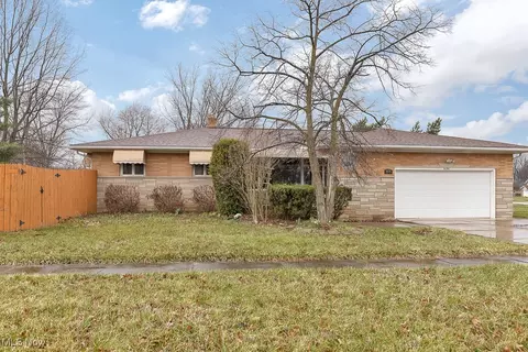 5674 Cascade Dr, Seven Hills, OH 44131