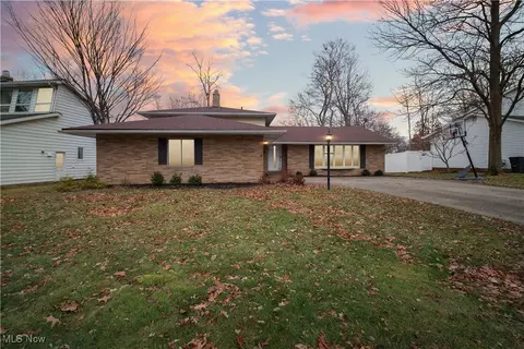 14400 Indian Creek Dr, Middleburg Heights, OH 44130