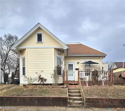 854 Locust St, Coshocton, OH 43812