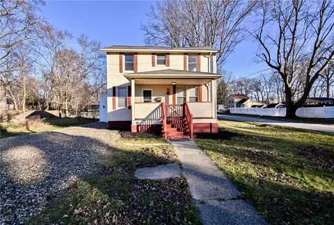 142 Oakwood St, Ravenna, OH 44266
